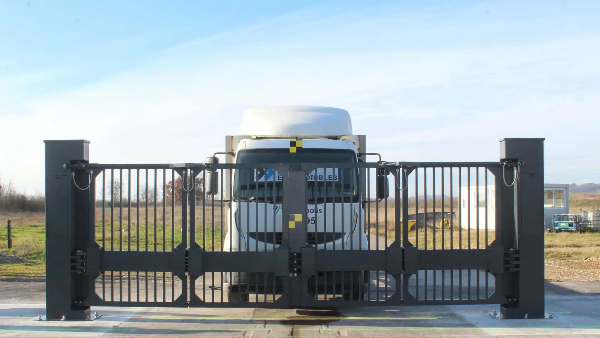 Sécurisation des sites sensibles : LBA présente le premier portail double pliant crash-testé d’Europe, capable d’arrêter un 7,2 T lancé à 80 km/h