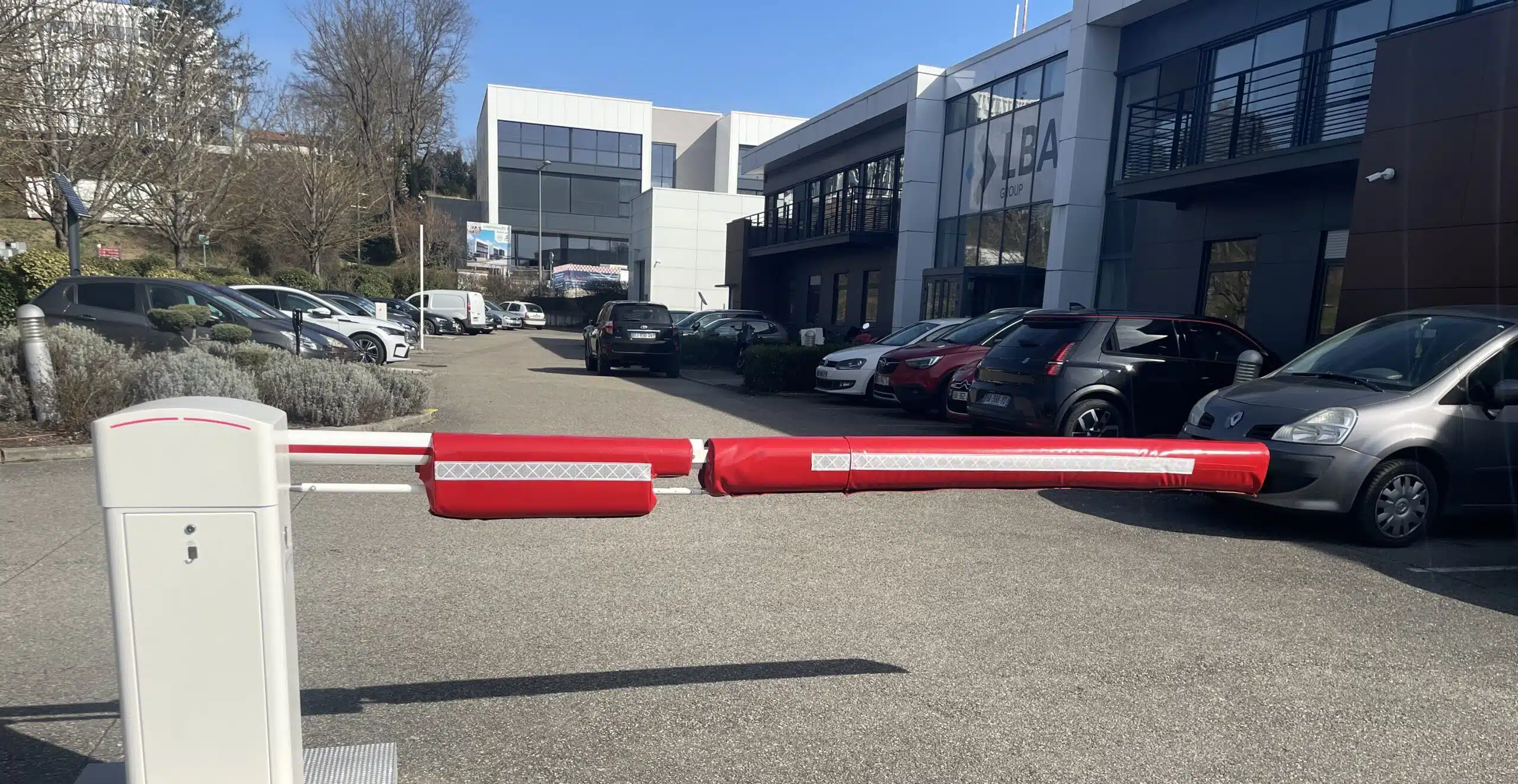 LBA lance une lisse articulée moussée pour réduire l’usure des barrières et améliorer la sécurité sur les parkings