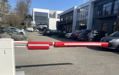 LBA lance une lisse articulée moussée pour réduire l’usure des barrières et améliorer la sécurité sur les parkings